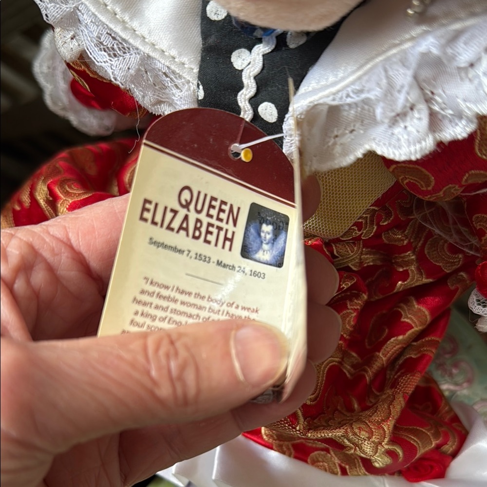 Queen Elizabeth Little Thinkers Doll. 15” tall. Red and gold costume.NWT - Picture 3 of 6